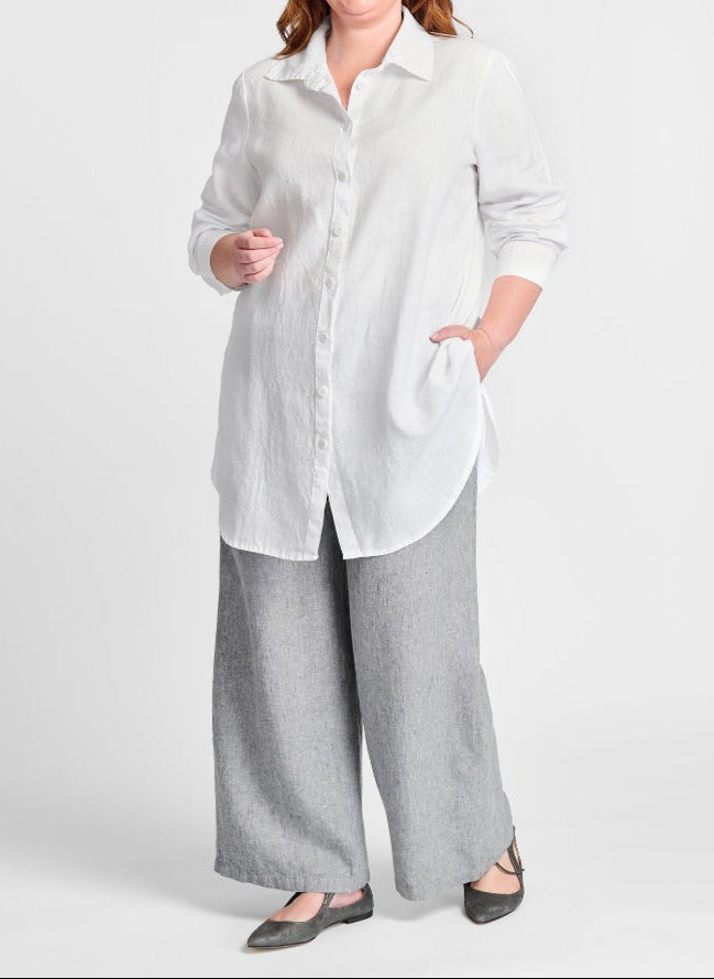 Afternoon Cover (in solid Lily/White), paired with the Flowing Pant (in Stormy Yarn Dye). Model is 5'9" tall, wearing size Medium. 100% Linen.