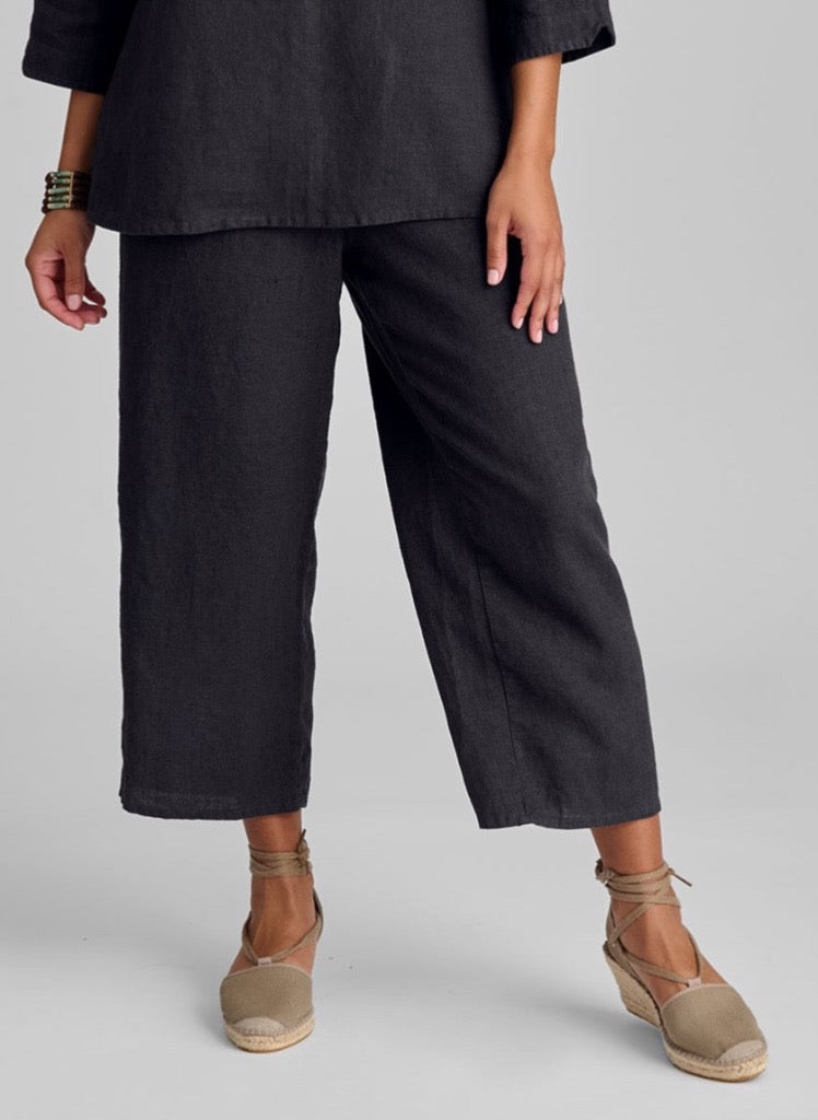 Floods, shown in Nine Iron (dark charcoal grey).  Model is 5’o” tall, wearing size Small.