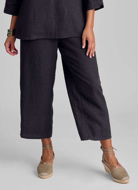 Floods, shown in Nine Iron (dark charcoal grey).  Model is 5’o” tall, wearing size Small.
