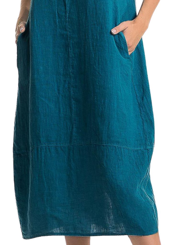 Featuring the vertical center seam, side seam pockets, and horizontal seam at the bottom creates a wide hem, for added structure.