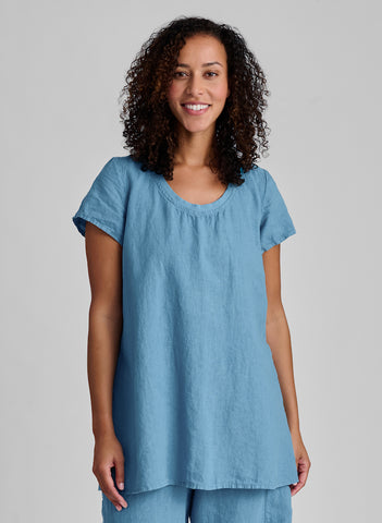 Avenue Pull (tunic top), shown in Caribbean, size Small.  100% Linen with Cotton Knit trim along the neckline.
