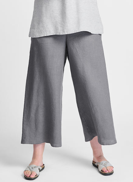 Sociable Flood, shown in Castlerock. Model is 5'9" tall, wearing size Medium. 100% Linen.
